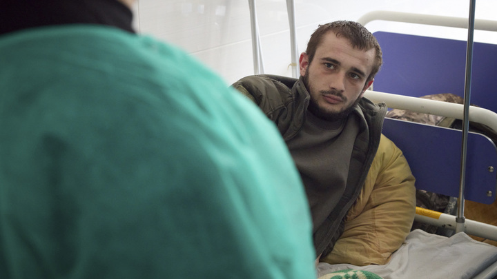 Изолируйте это существо!: Изнасилованные медиком боевики ВСУ просят командиров о спасении