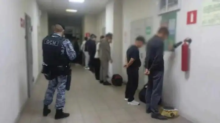 Партию мигрантов принудительно депортировали из Челябинска