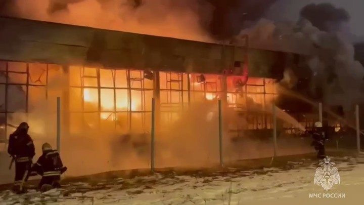 Диверсия или случайность? На шоссе Энтузиастов в Москве полыхает здание. Вызван спецпоезд