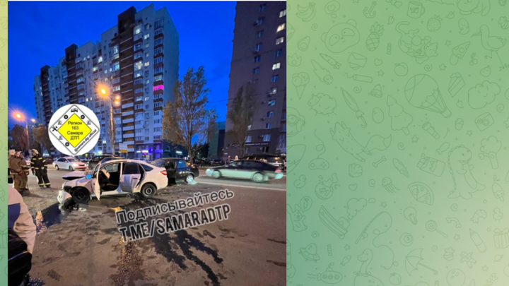 В Самаре на проспекте Кирова произошло жесткое столкновение двух легковушек