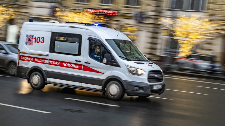 Парень едва не угробил двух школьниц, пробив заграждение и вылетев с моста в Челябинске