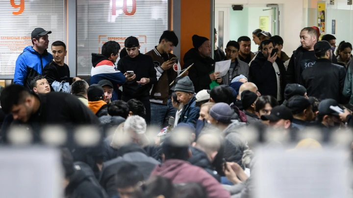 Прыгай на велосипед и греби деньги. Приезжих теперь трудоустраивают сразу в миграционном центре