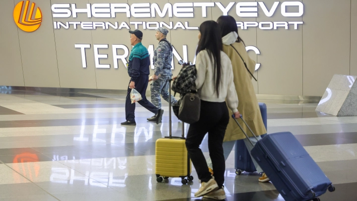 На полах лежать больше не придётся: Пассажирам Шереметьево раздали матрасы