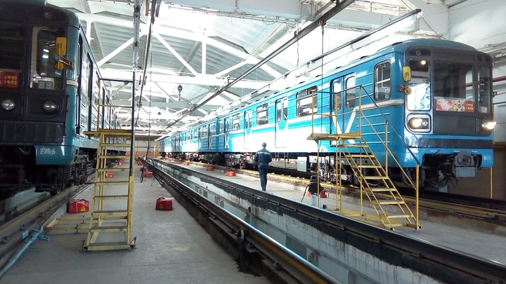 Хулиганы написали три огромных буквы на вагоне новосибирского метро