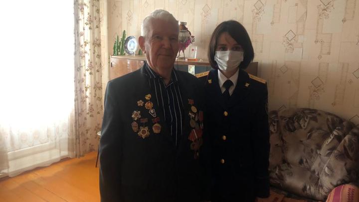 В Самаре следователи поздравили ветерана с праздниками