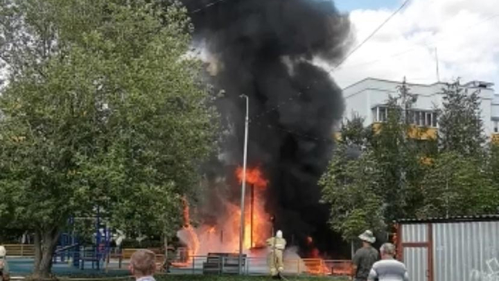 Пламя от горящей детской площадке во Власихе достигало 3 этажа