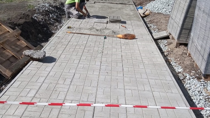 Первый тротуар из переработанного пластика укладывают в Новосибирске