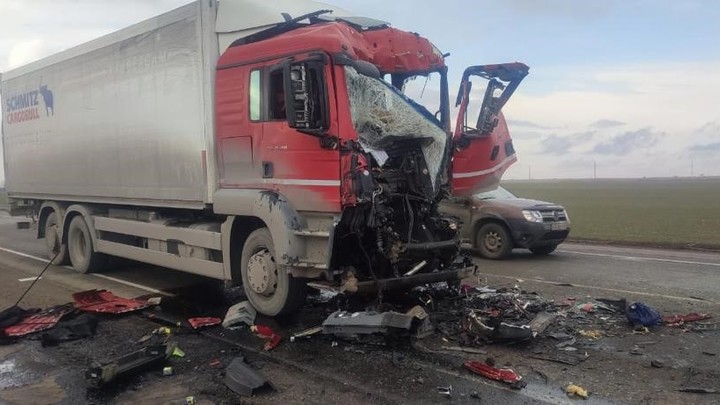 На Кубани столкнулись фура, цистерна и Газель