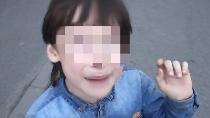 Вместо мороженого - пощёчина: в Гатчине продавщица ударила ребёнка-инвалида