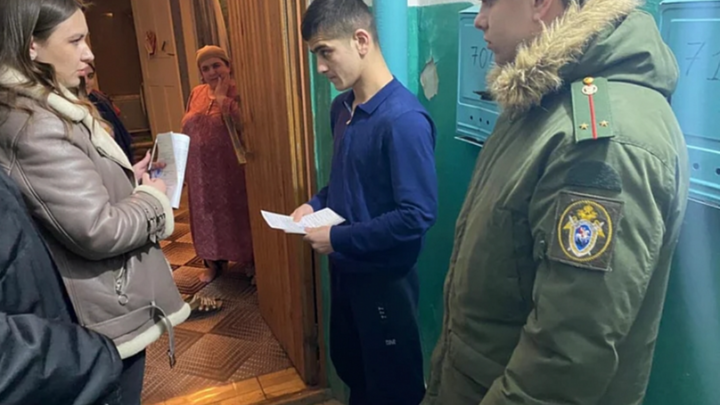 Банки блокируют переводы, а 45 мигрантов отправят в армию. Факты о новых правилах