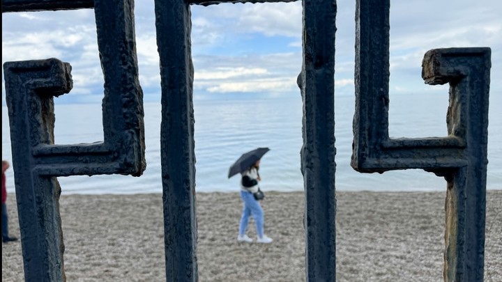 Зелёное Чёрное море: Туристы возмущены, но компенсировать им ничего не собираются