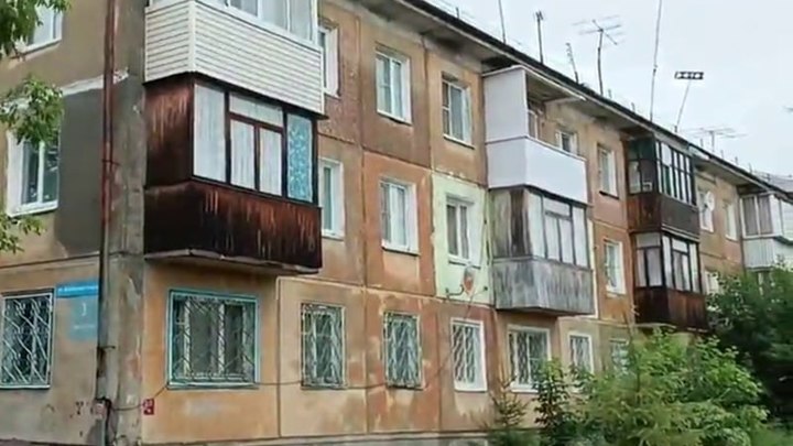 В Иркутской области детям сиротам дали квартиры в ветхих домах