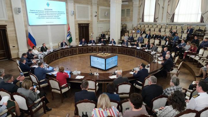 Губернатор Травников поручил вовлечь всех работодателей в систему прогнозирования кадровой потребности