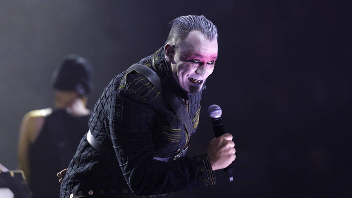 Солист Rammstein запел на русском о любимом городе
