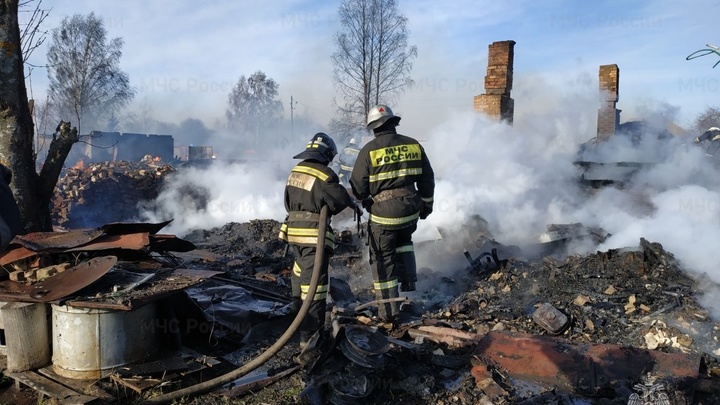 Ночью 14 апреля в деревне Селивановского района сгорело три дома и гараж