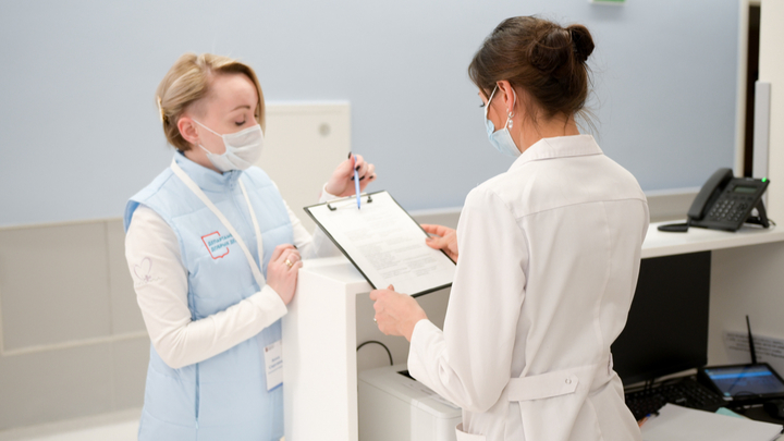 Поддержать в трудную минуту: Тысячи москвичей получили социальную помощь в больницах