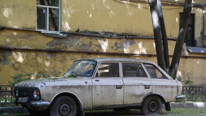 В Северном округе начали борьбу с автохламом: куда увозят брошенные машины