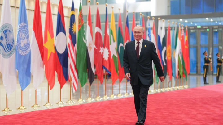 Изолированная Россия - в центре внимания: Шутка Дмитриева и аплодисменты Путину на саммите ШОС