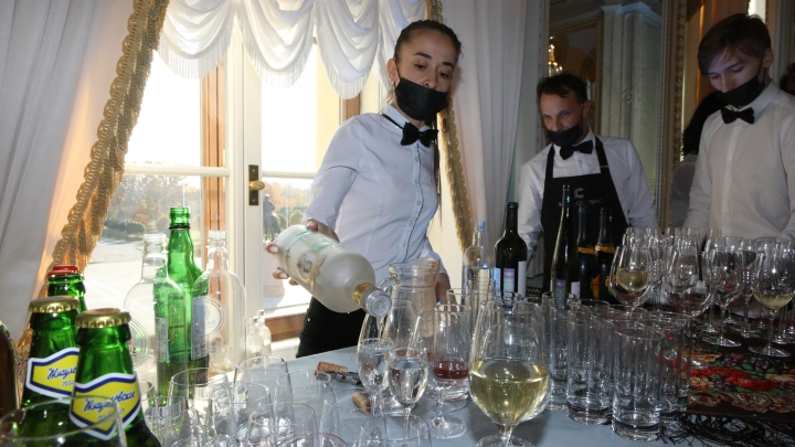 Алкогольно-салатный марафон: Эндокринолог предупредил о гормональных качелях из-за застолья