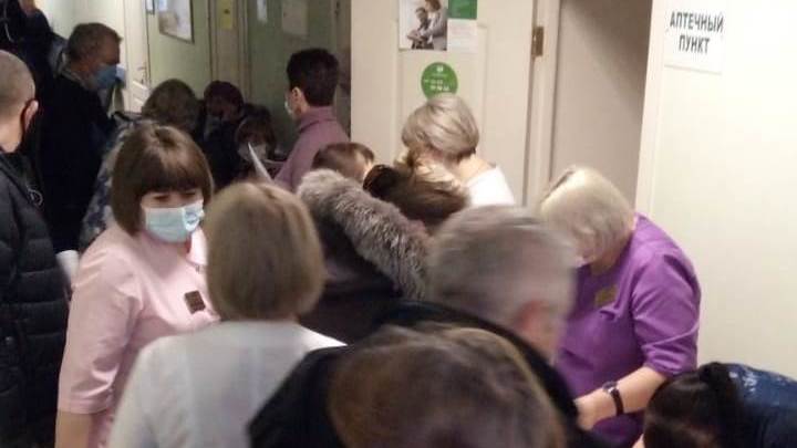 Кашляя друг другу в затылок: Пациенты рассказали о коллапсе в поликлиниках России