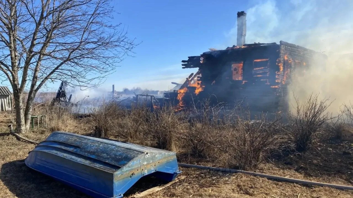 На острове в Поморье из-за пала травы сгорело два дома