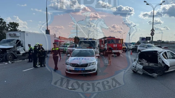 Движение встало на МКАД из-за массового ДТП в Москве