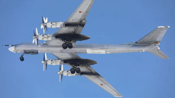 Шесть бомбардировщиков Ту-95МС поднялись с Кольского полуострова и взяли курс на Каспий