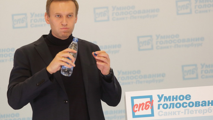 Люди пляшут на костях, не стесняются: Навальный и Соболь отпраздновали пять лет Синице, три года Подкопаеву
