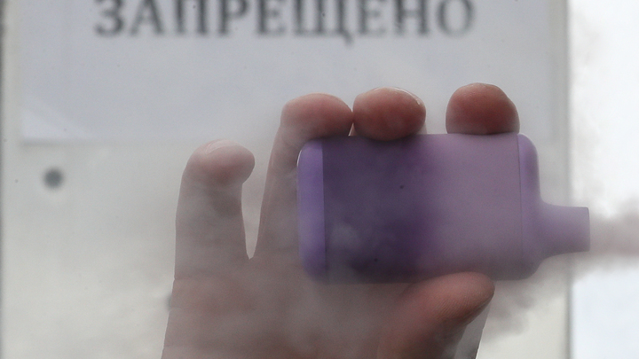 Палач вейпов: Трудовик в школе взялся за кувалду и попал на видео