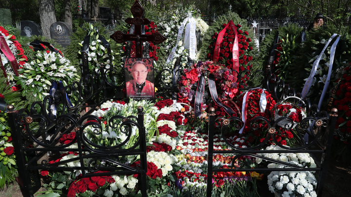 Вячеслава Зайцева отпевали в красном: нарушает ли это православные каноны