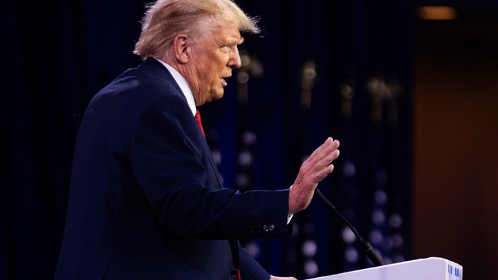 Трампу предъявлено новое обвинение: Скрывал секретные документы Пентагона