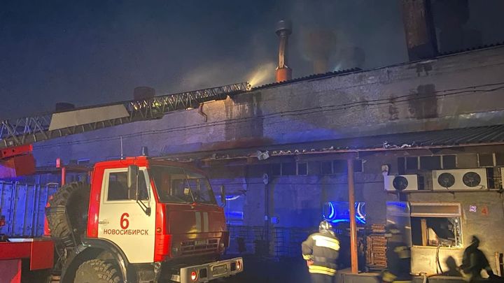 В Новосибирске загорелось здание хлебозавода на левом берегу