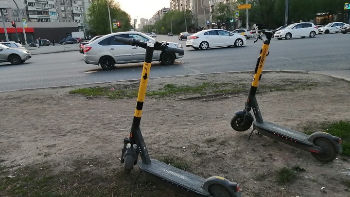 В Челябинске двое мужчин попытались угнать один электросамокат