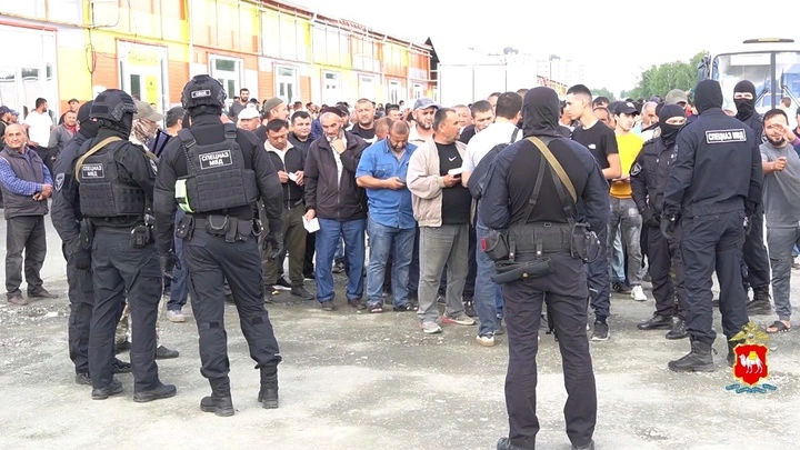 «Не хотим учить русский, но требуем школу»: Почему 8 из 10 детей мигрантов не сели за парты в России