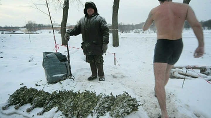 Депутат с веником вызвал жаркие споры о зарплатах слуг народа: Другим в назидание