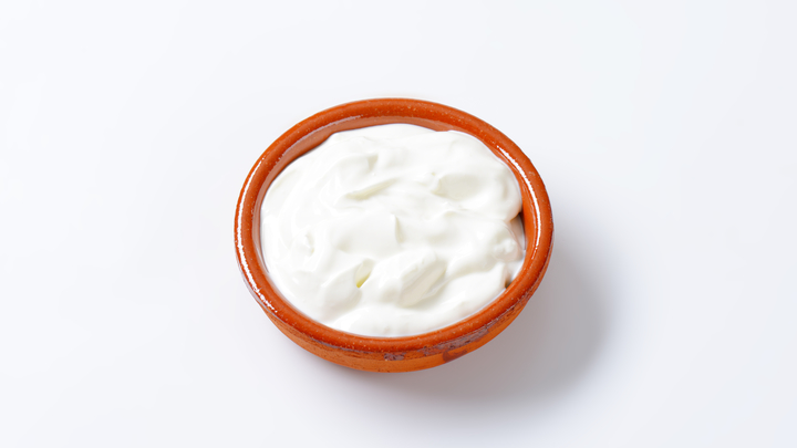 Забудьте про бабушкины рецепты. Врач рассказал, что будет, если помазать ожог сметаной