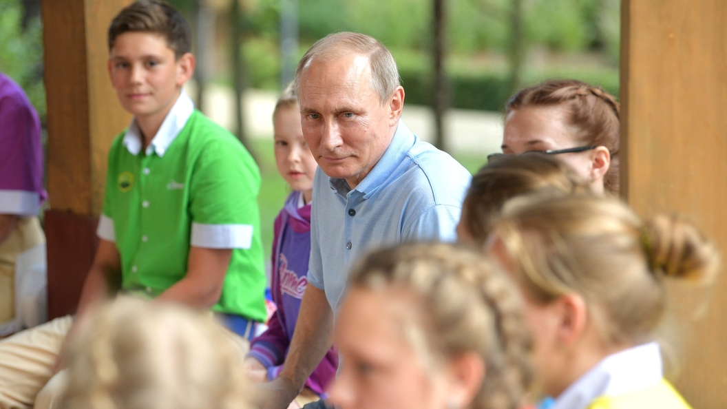 Путин пообещал не кусать детей и завещал им баловаться Путин пообещал не кусать детей и завещал им баловаться