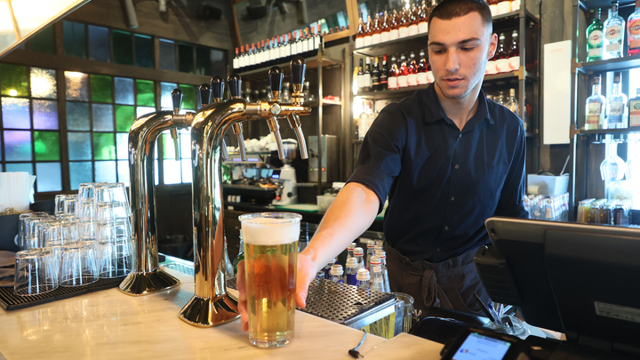 В Госдуме вернулись к вопросу запрета на торговлю алкоголем в многоквартирных домах