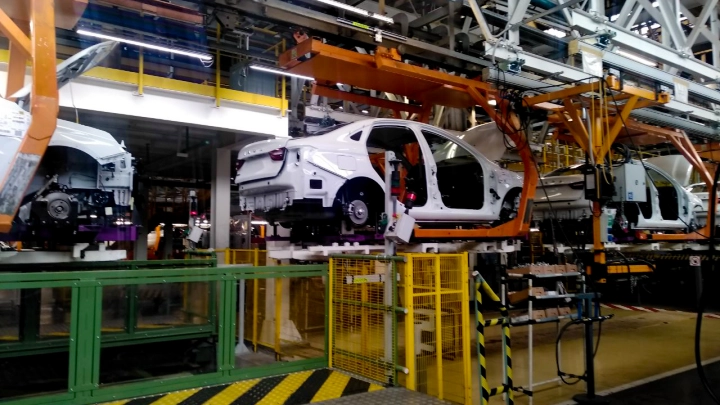 Стало известно, какие зарплаты предлагают на автозаводах России