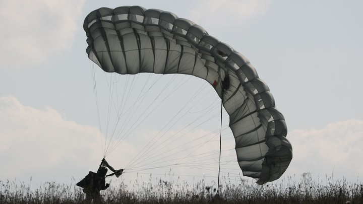 Польские десантники случайно высадились в селе, сломали крышу и повисли на проводах ЛЭП