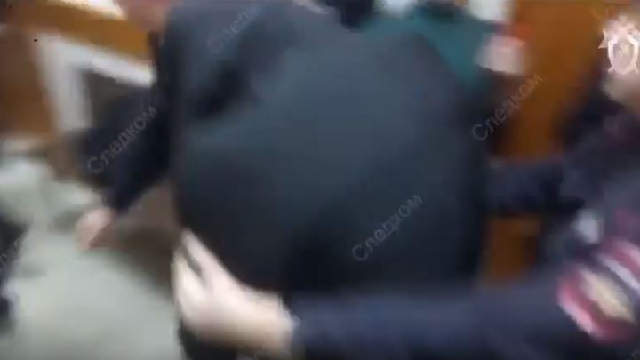 Бегом и в капюшонах: Опубликовано видео с подозреваемыми в изнасиловании из суда Уфы