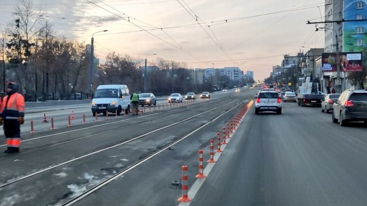 Челябинские водители пообещали заместителю министра проблемы из-за столбиков вдоль трамвайных путей