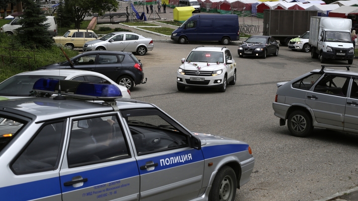 Банда с бывшим полицейским в составе ограбила девушку на полмиллиона в Подмосковье