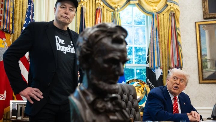 Как Маск поссорился с Трампом, а Медведев предложил их помирить: Интернет взорвался мемами