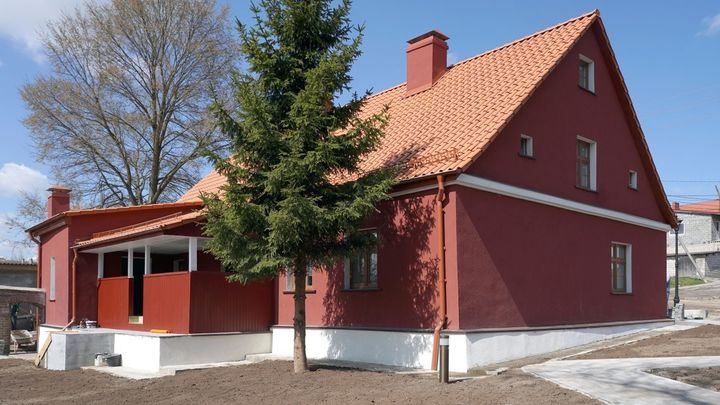 Коттедж в средневековом стиле продают под Новосибирском за 40 млн рублей