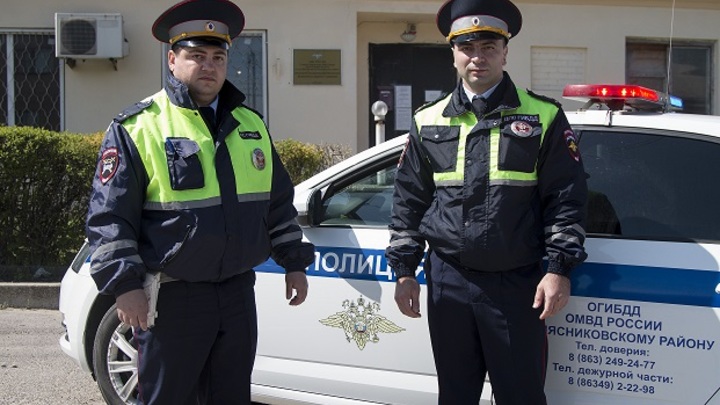 В Ростовской области полицейские спасли семью из горящего дома