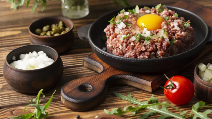 Не только упаковка, но и продукты: как микропластик попадает в тарелки, и что с этим делать