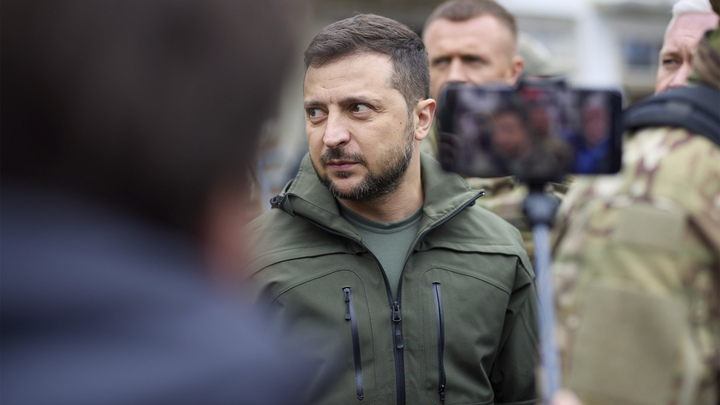 Когда он уже заткнётся?: Американский ведущий назвал Зеленского коррумпированным диктатором