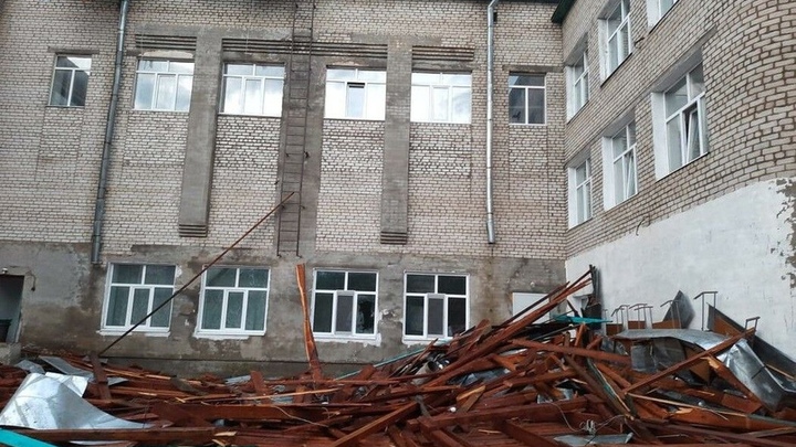 Ураганный ветер снес крышу со школы в Амурской области 2 сентября