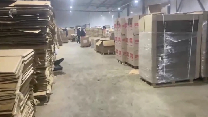 Топор вешать можно: в Самаре ликвидировали подпольный цех табачной продукции